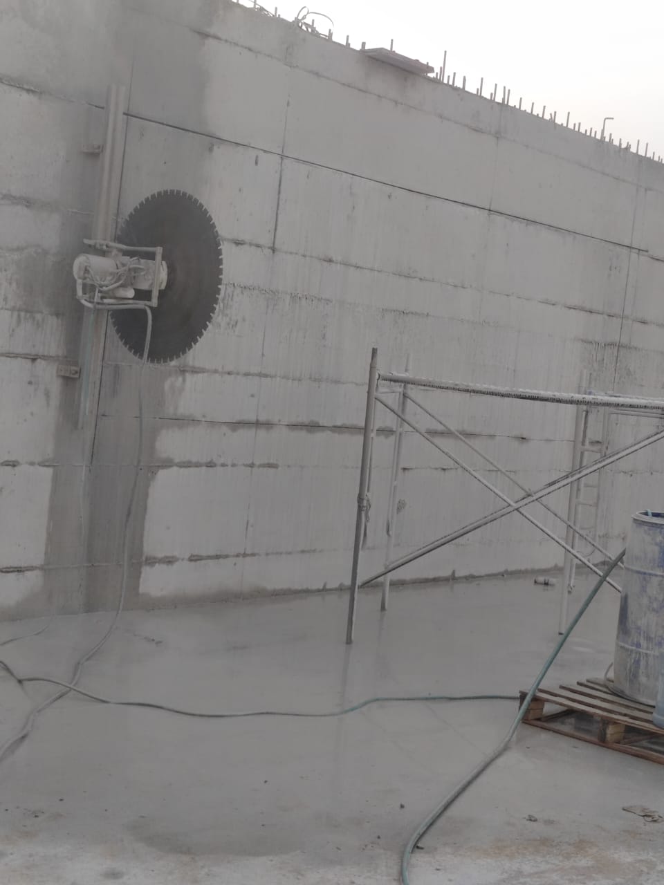 قص جدران بالمنشار